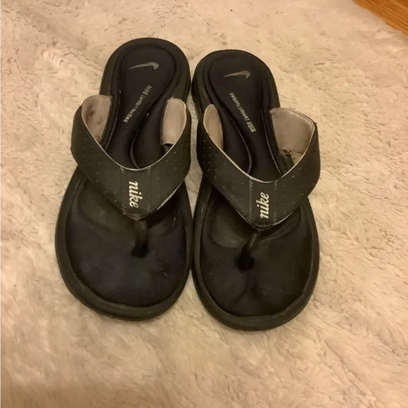 Nike Women's Black Flip Flops - Picture 5 of 5